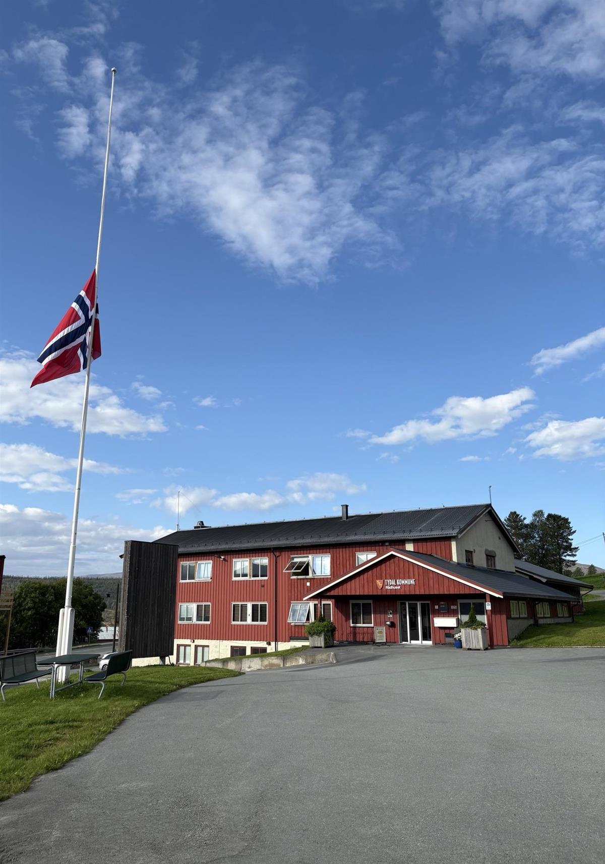 Bilde av flagget og rådhuset 28.8.2026 - Klikk for stort bilde